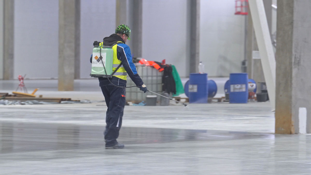 Cach-Thi-Cong-Tang-Cung-Liquid-Hardener-Cua-Deco-Crete-Thi-Cong-Decosil